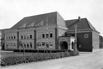 Szkoła w Zbąszynku (Neubentschen) na dzisiejszym Placu Wolności w 1930 roku.