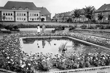 Szkoła w Zbąszynku (Neubentschen) na dzisiejszym Placu Wolności w 1930 roku.
