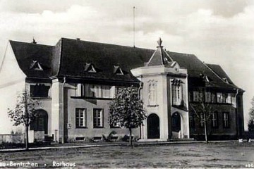 Urząd Miejski w dzisiejszym Zbąszynku (Rathaus) około 1940 roku.