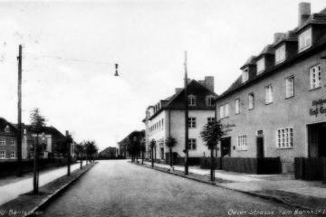 Ulica Wojska Polskiego (dawniej Osterstrasse (rodzina kolejowa z Prusów Wschodnich - Bydgoszcz), na końcu Hitlerstrasse. Widok w kierunku dworca.