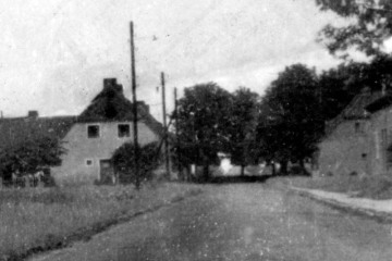 Ulica Zbąszyńska w Zbąszynku w drugiej połowie lat 60 tych. Słupy jeszcze drewniane, stoją dokładnie tam, gdzie teraz, w swoim pierwotnym miejscu. Chodnik położono na początku lat 60 tych.