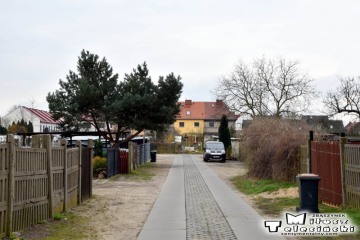 06.03.2024. Droga ogrodowa odchodząca od ulicy Wolsztyńskiej w stronę Kasprowicza.