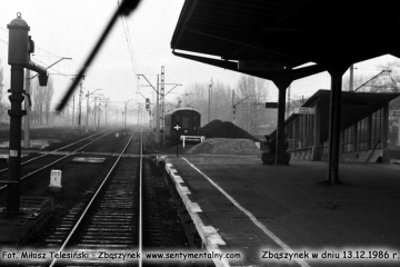 Peron 2a. Widok w stronę nastawni ZKA w dniu 13.12.1986. Widok z pociągu inspekcyjnego, jako pierwszego po otwarciu elektryfikacji do Czerwieńska.