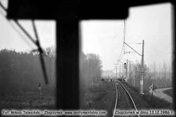  Widok z pociągu inspekcyjnego, jako pierwszego po otwarciu elektryfikacji do Czerwieńska w dniu 13.12.1986. Po lewej miejsce po rozebranym torze z Babimostu.