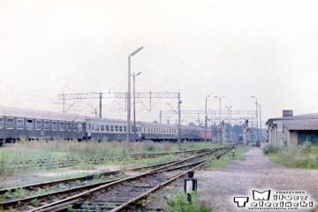 Widok ekspresu "Berolina" w kierunku peronów latem 1986.