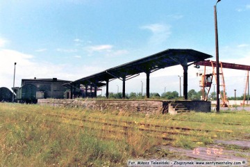 Otwarta część rampy, znajdującej się za głównym magazynem, tak zwana "rampa końska". Zdjęcie z dnia 15.06.2002.