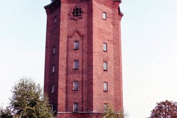 Wieża ciśnień o wysokości 33.5 metra . Zdjęcie z dnia 25.08.2002. 