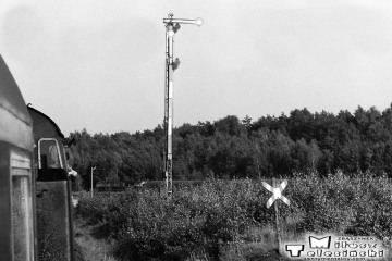 Skwierzyna - Wierzbno 03.10.1987. Oczekiwanie pod semaforem a stację Wierzbno. W oddali wjeżdża pociąg od strony Międzyrzecza w kierunku Międzychodu.