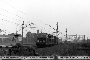 Widok an perony od strony nastawni ZK-1 w dniu 22.08.1986. SP45 - 095 i SP30 - 162.