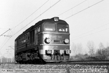 ST44-1021 od strony Zbąszynia wjeżdża na dworzec towarowy 12.11.1986.