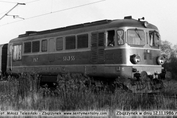 ST43-55 z Leszna, wjeżdża na dworzec towarowy w dniu 12.11.1986.