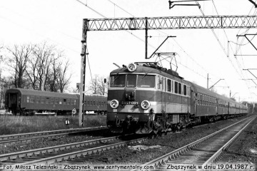 Osobowy Poznań - Jelenia Góra w południe z EU07-084 wjeżdża do Zbąszynka na osobowy w dniu 19.04.1986.