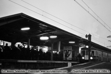 Pociąg inspekcyjny przy peronie drugim. Uruchomienie trakcji elektrycznej na odcinku Zbąszynek - Czerwieńsk w dniu 13.12.1986.