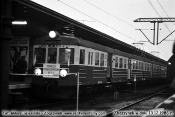 Pociąg inspekcyjny przy peronie drugim. Uruchomienie trakcji elektrycznej na odcinku Zbąszynek - Czerwieńsk w dniu 13.12.1986.