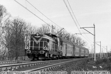 SP42 247 z osobowym z Leszna wjeżdża do Zbąszynka w dniu 19.04.1987