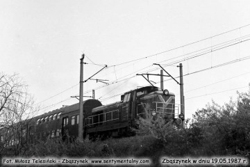 SP42 z osobowym z Leszna pomiędzy nastawnią "Chlastawa" a Zbąszynkiem w dniu 19.05.1987.