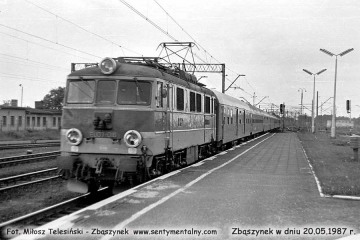 EU07-016 z osobowym z Poznania wjeżdża na peron drugi w dniu 20.05.1987.