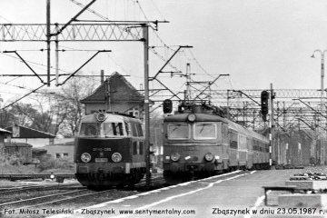 SP45-095 i EP05-16 z pociągiem ekspresowym "Berolina" z Warszawy do Berlina pomędzy pierwszym a drugim peronem w dniu 23.05.1987.
