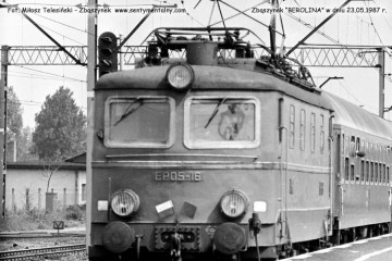 EP05-16 z pociągiem ekspresowym "Berolina" z Warszawy do Berlina pomędzy pierwszym a drugim peronem w dniu 23.05.1987.