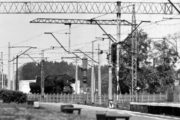 Widok z końca peronu drugiego w dniu 23.05.1987.