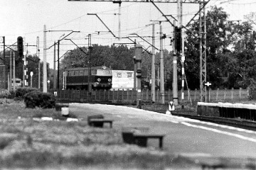 Widok z końca peronu drugiego w dniu 23.05.1987.