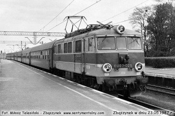 EU07-025 prowadzi osobowy z Poznania przy peronie drugim w dniu 23.05.1987.