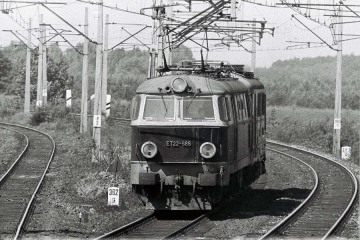 ET22-686 z ST43, zbliża się do nastawni "Chlastawa" od strony Zbąszynka w dniu 11.06.1987