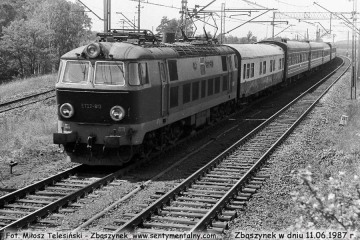 ET22-813 z pośpiesznym Berlin - Warszawa, mija nastawnię "Chlastawa" w dniu 11.06.1987