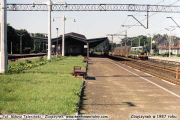 Peron drugi w Zbąszynka, po prawej pociąg do Międzyrzecza z SP45-096. Lato 1987