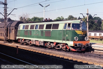 Pociąg do Międzyrzecza z SP45-096. oczekuje na odjazd przy peronie pierwszym. Lato 1987
