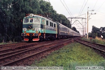 EU07-080 z pośpiesznym Warszawa - Berlin, zbliża się do Zbąszynka od koło nastawni "Chlastawa". Lato 1987.