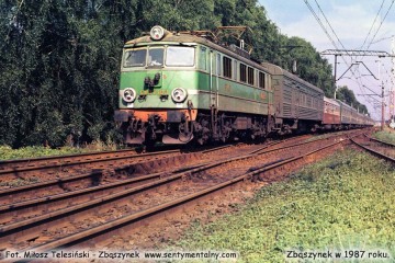 EU07-183 z pośpiesznym Warszawa - Berlin, zbliża się do Zbąszynka od koło nastawni "Chlastawa". Lato 1987.