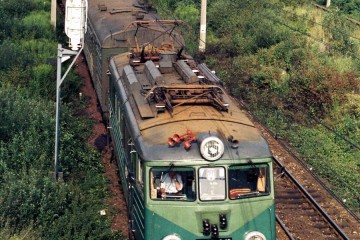EU07-348 z pośpiesznym Warszawa - Berlin wyjeżdża ze Zbąszynka. Lato 1987.