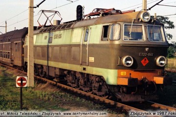 ET22-844 dojeżdża do peronów z osobowym z Poznania. Lato 1987