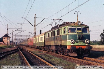 Pośpieszny Warszawa - Berlin zbliża się do peronów w Zbaszynku. Lato 1987