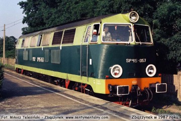 Leszczyńska SP45-057 objeżdża przy peronie trzecim. Lato 1987.