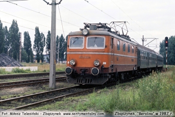 EP05-24 wjeżdża na peron drugi z ekspresem "Berolina". Lato 1987.