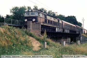 ET22-581 wjeżdża z osobowym do Zbąszynka. Lato 1987