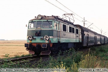 EU07-156 z Poznania z Zielonej Góry, wjeżdża do Zbaszynka. Wrzesień 1987.