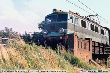 EU07-156 wjeżdża z osobowym do Zbąszynka. Lato 1987.