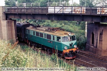 EU07-413 z pośpiesznym Warszawa - Berlin opuszcza Zbąszynek. Lato 1987.