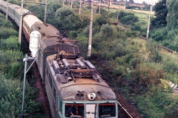 EU07-181 z pośpiesznym Warszawa - Berlin, opuszcza Zbąszynek w kierunku Rzepina. Lato 1987.