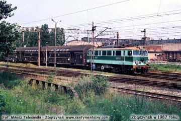 EU07-157 z osobowym do Rzepina opuszcza dworzec osobowy w Zbąszynku. Lato 1987.