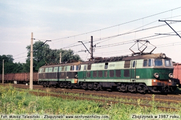 ET22-282 i 495 w stronę Poznania, opuszczają dworzec osobowy. Lato 1987.