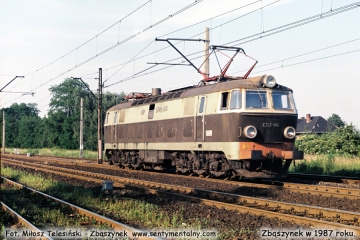 ET22-866 w stronę Poznania, opuszczają dworzec osobowy. Lato 1987.