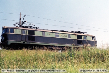 ET22-908 wjeżdża na towarowy w Zbaszynku. Lato 1987.