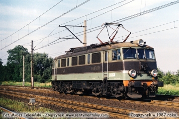 EU07-099 opuszcza Zbąszynek w kierunku Poznania. Lato 1987
