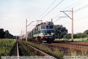 EU07-239 z pośpiesznym Warszawa - Poznań, wjeżdża na osobowy. Lato 1987.