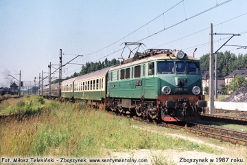 EU07-413 z Berlina do Warszawy wjeżdża na peron trzeci w Zbaszynku. Lato 1987.