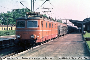 EP05-07 z ekspresem "Berolina" Berlin - Warszawa wjeżdża na peron drugi. Lato 1987.